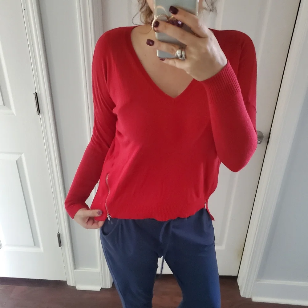 EXPRESS VNECK RED SWEATER 🧣🧣
